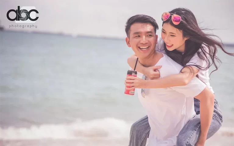 Candid photo of a couple at the beach