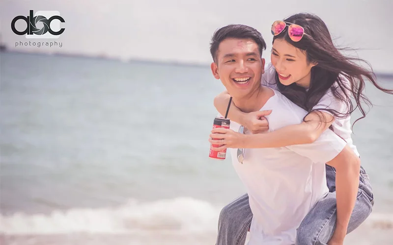 Candid photo of a couple at the beach
