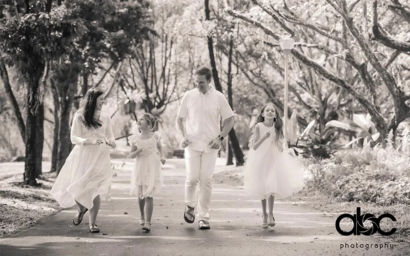 outdoor photoshoot of a group of family