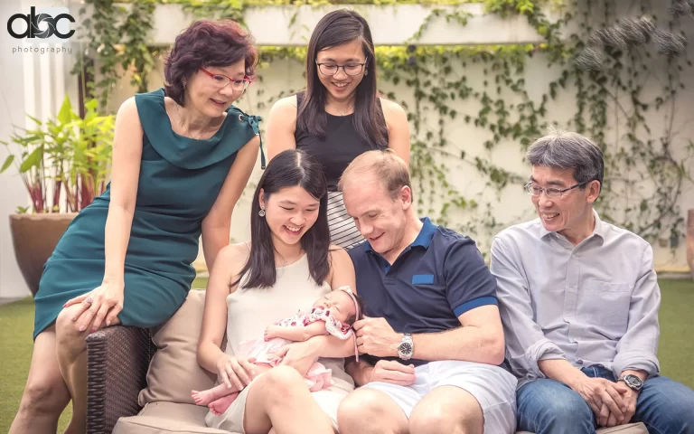 Big family photoshoot with a garden background