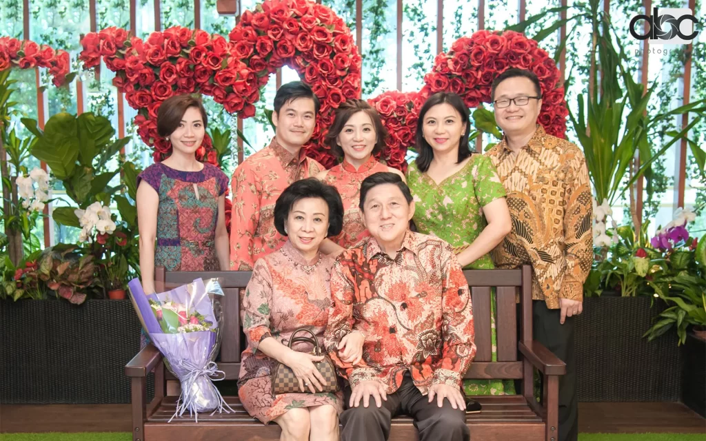 Family portrait session with plant background