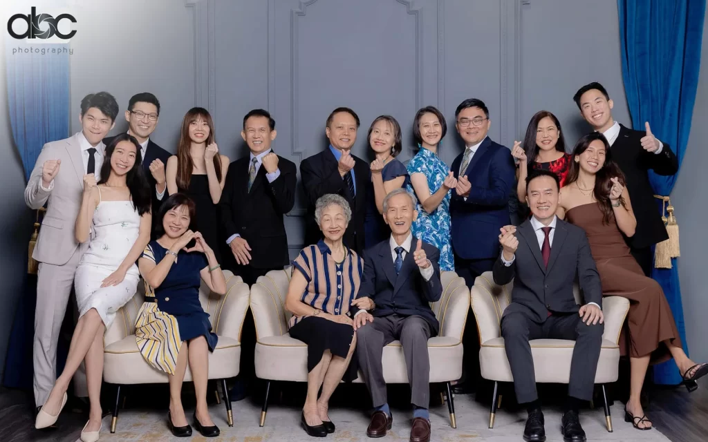 Indoor-themed big family photoshoot session