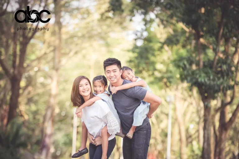 Outdoor family photoshoot in Singapore park
