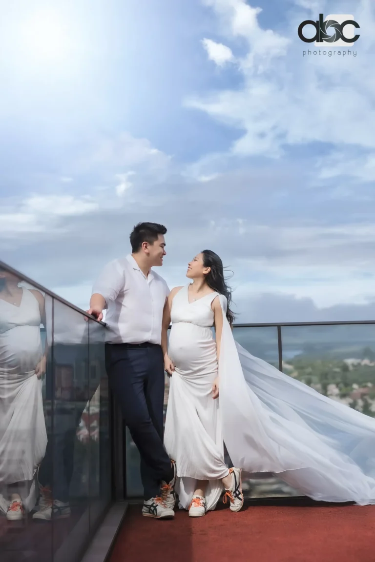 Rooftop pregnancy photoshoot with long veil