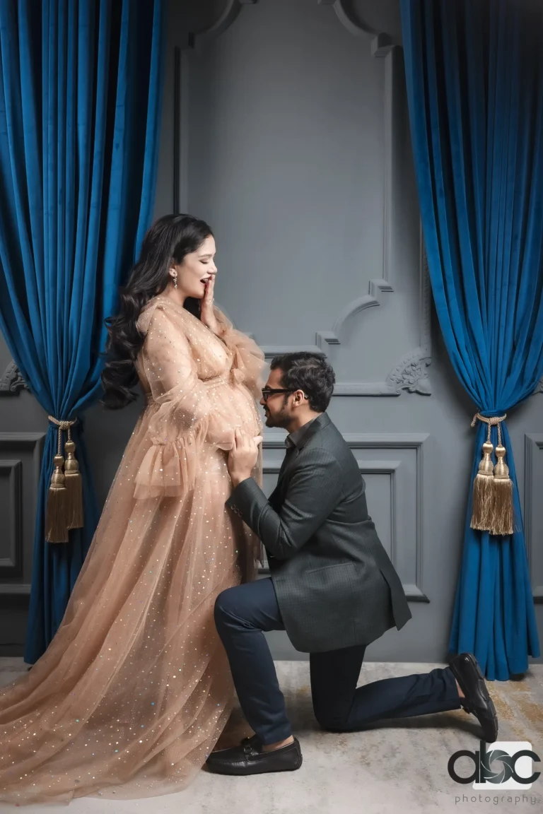 Husband kneeling to pregnant wife Singapore