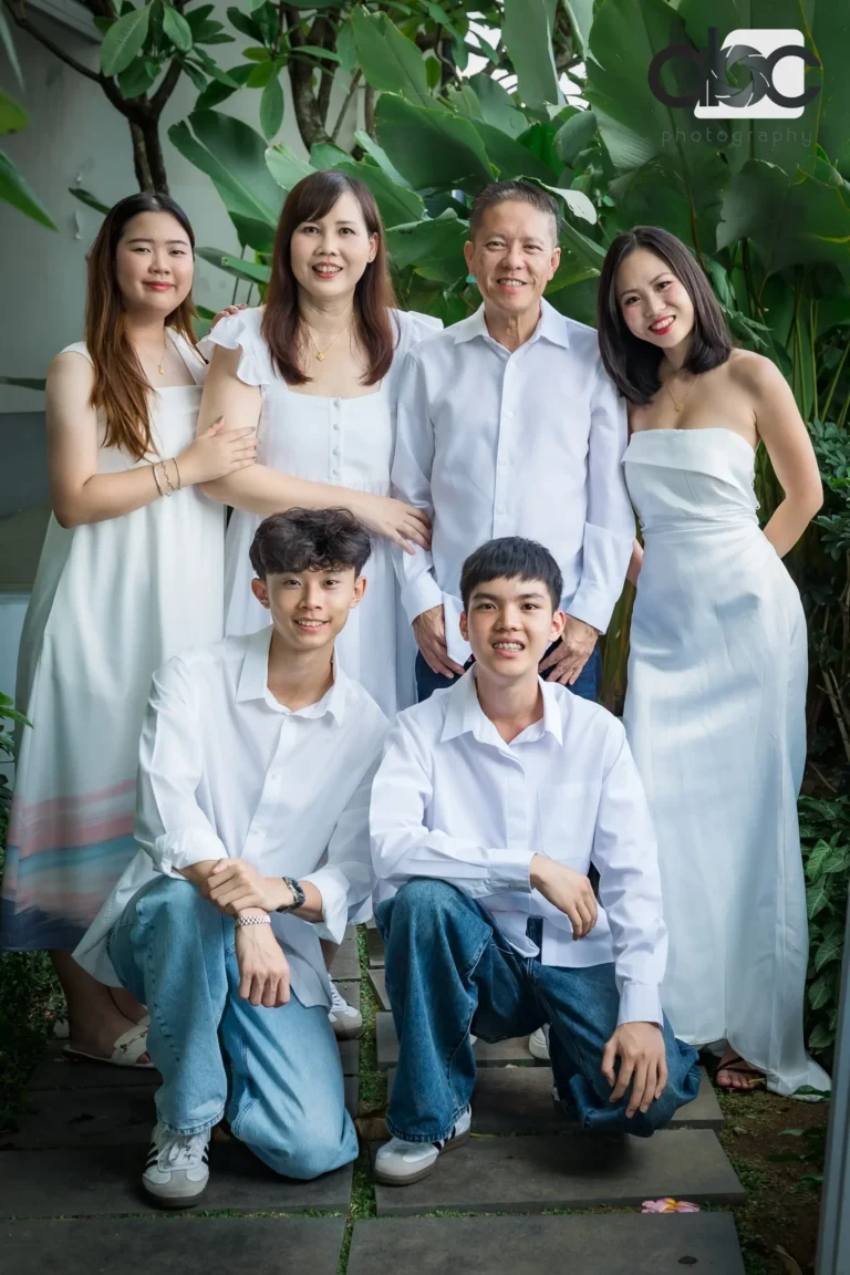 Family photoshoot in greenery