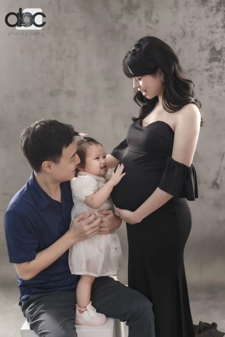 Maternity family photoshoot with young daughter