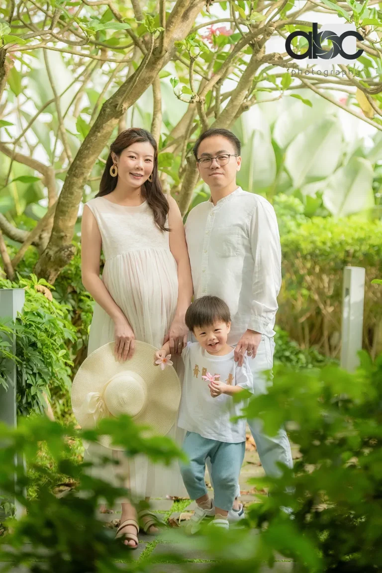 Family maternity photoshoot in garden Singapore