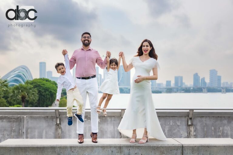 Family maternity photoshoot at Marina Bay