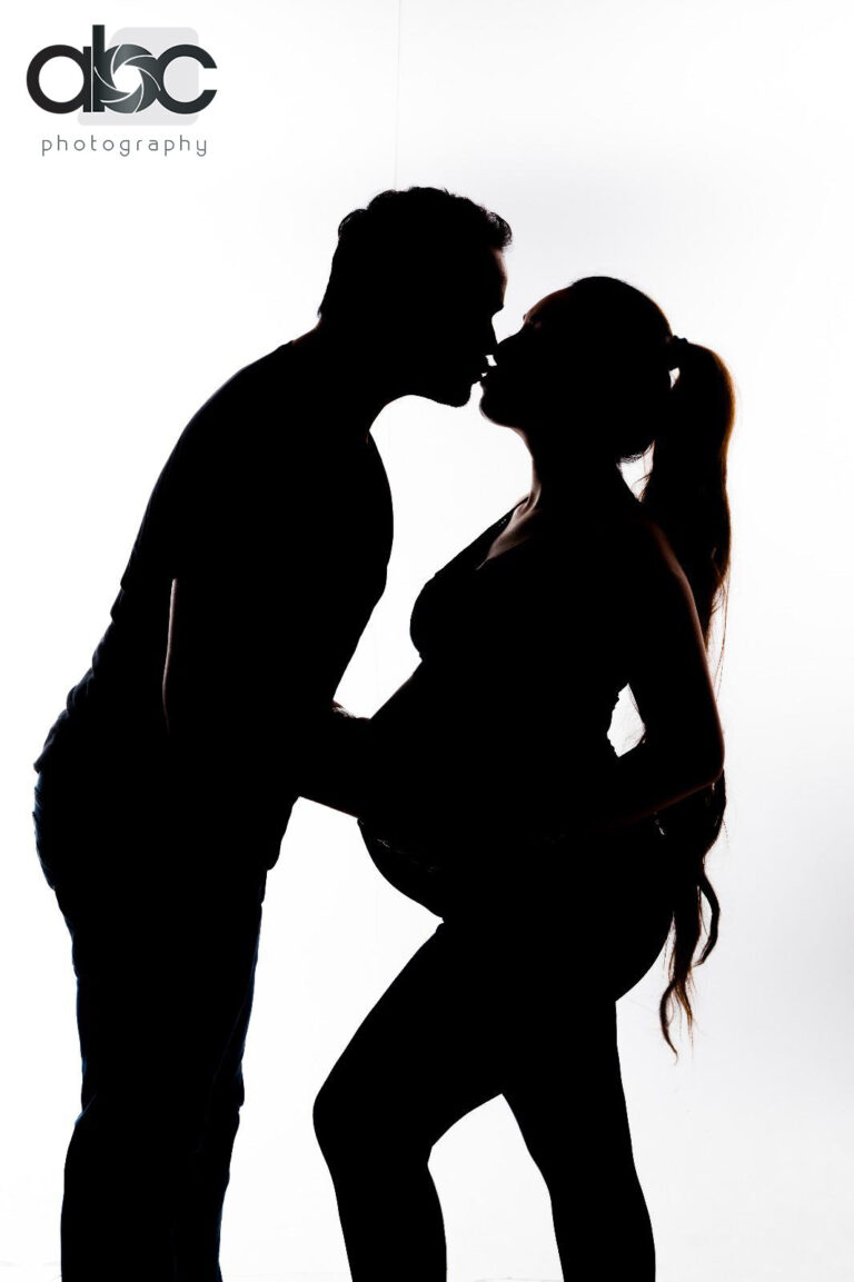Maternity silhouette couple kissing Singapore