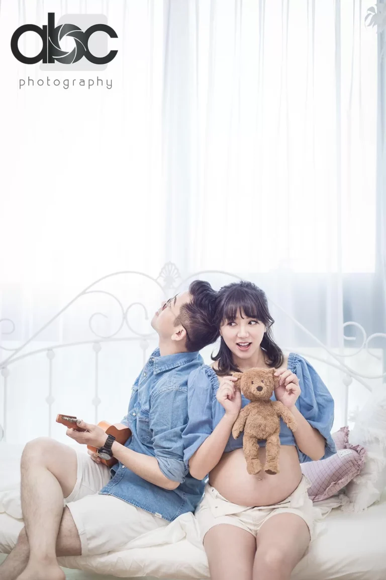 Couple maternity photoshoot with teddy bear