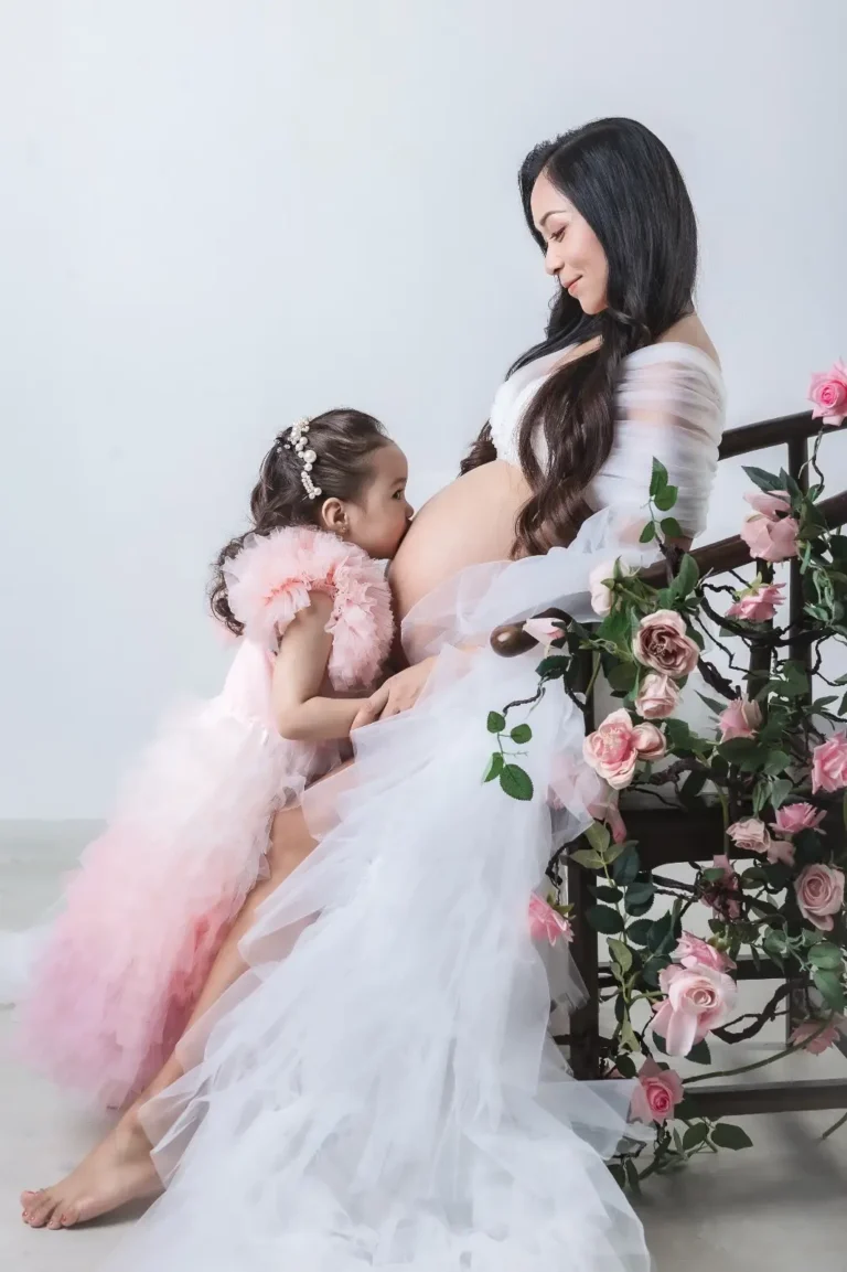 Mother maternity photoshoot with daughter Singapore