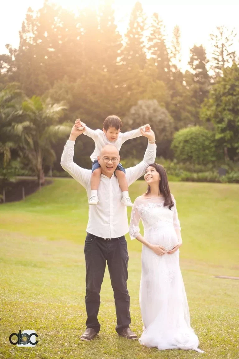 Family maternity photoshoot outdoors in park