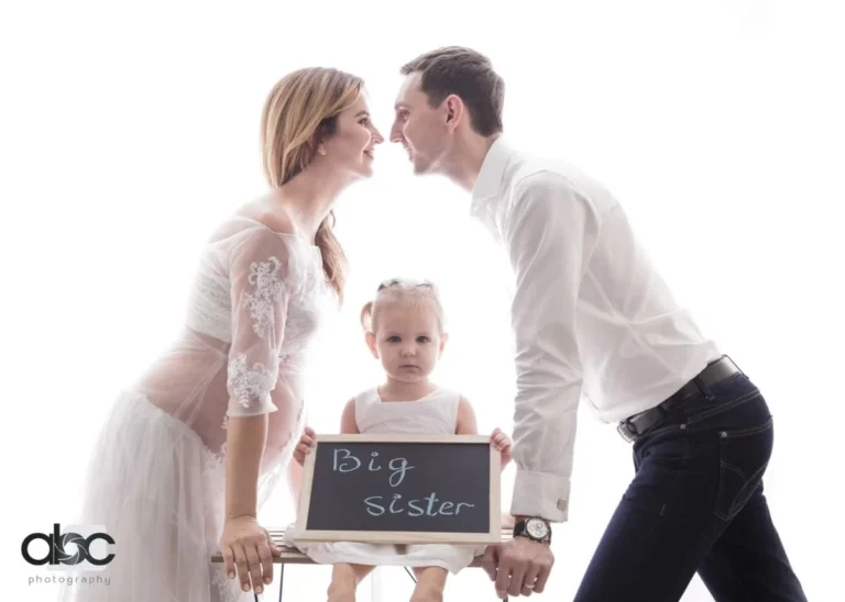 Big sister maternity photoshoot with parents