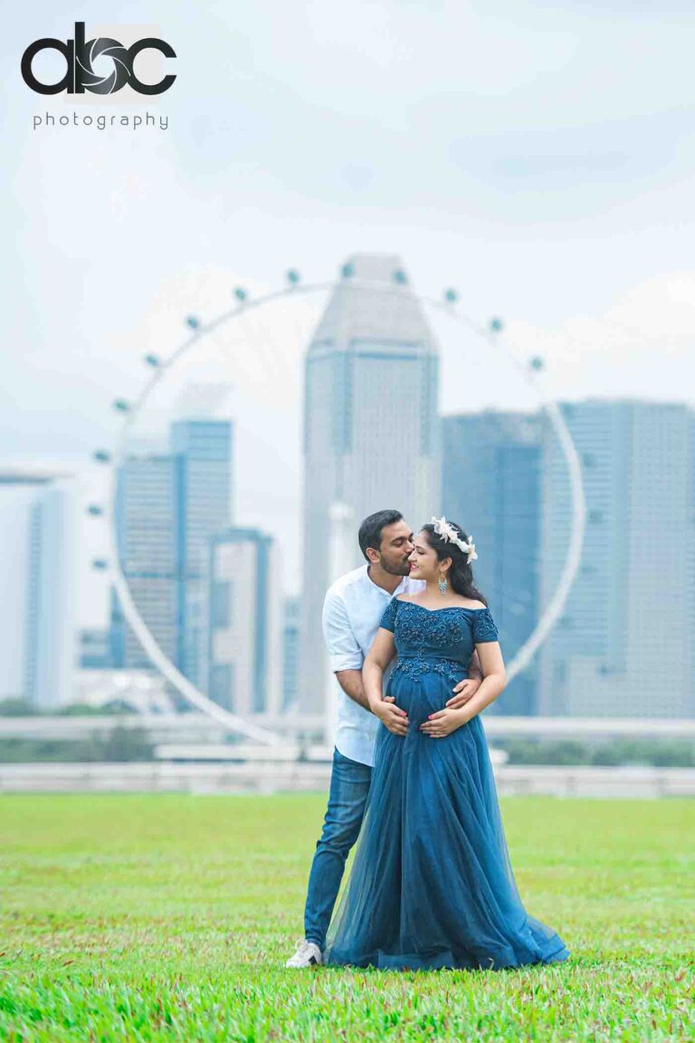 Maternity photoshoot Singapore Flyer couple