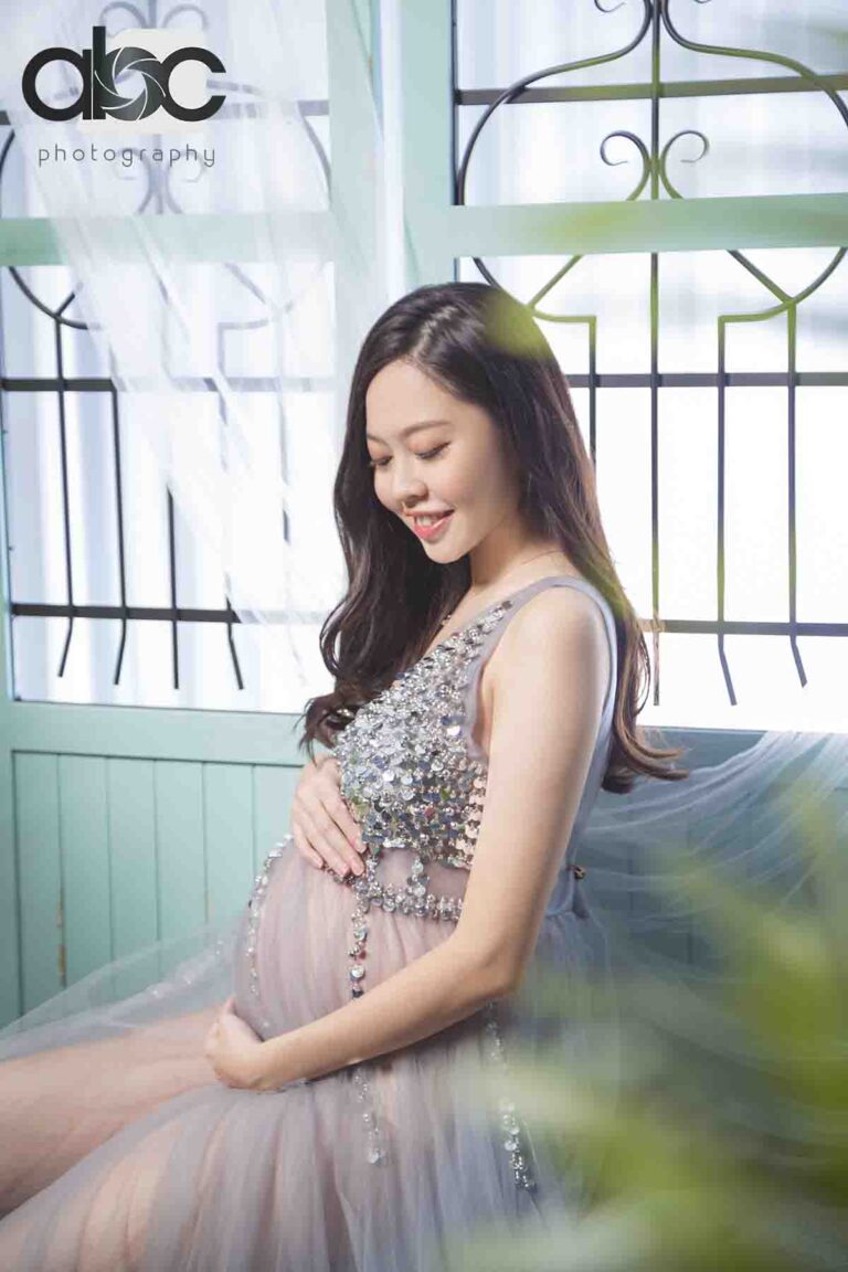 Maternity photoshoot in bright blue studio