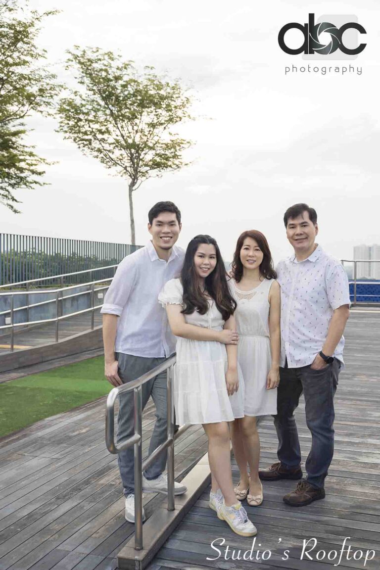 Outdoor rooftop family photoshoot Singapore
