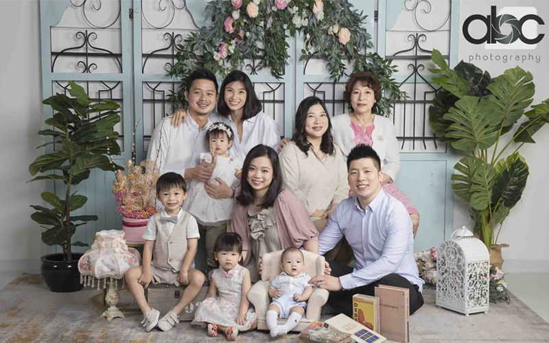 Family portrait with nine members.